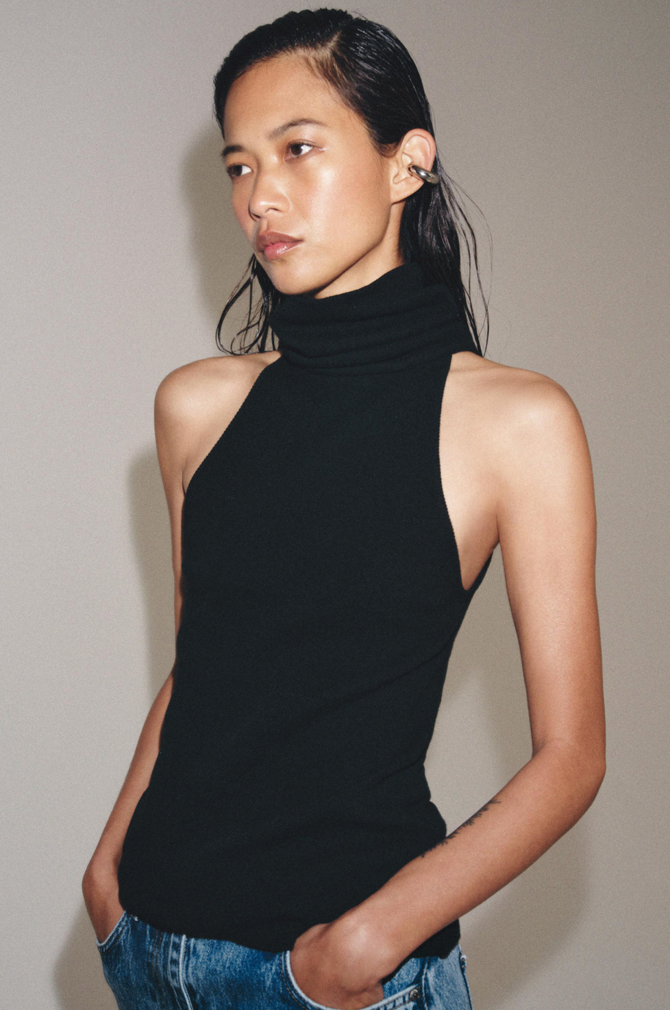 TOP CUELLO ALTO NEGRO